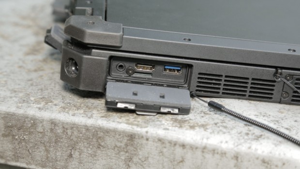 Die Anschlüsse sind hinter dicken Klappen geschützt. (Bild: Fabian Hamacher/Golem.de)